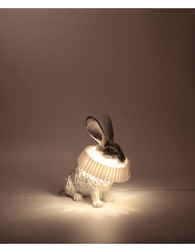 Lampe à poser Rabbit Assis en résine blanche en forme de lapin par Haoshi