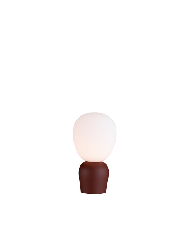 Lampe à poser Buddy en métal rouille foncé avec abat-jour en verre opale au design contemporain par Joakim Fihn x Belid