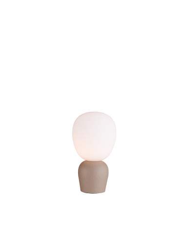 Lampe à poser Buddy en métal sable avec abat-jour en verre opale au design contemporain par Joakim Fihn x Belid