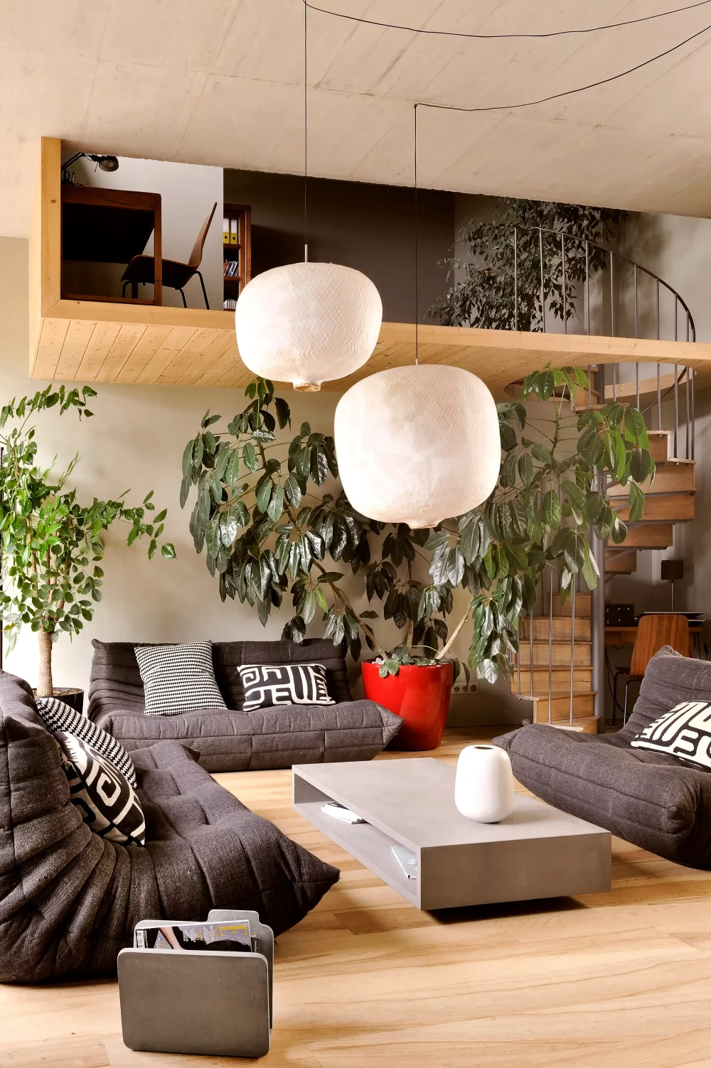 Meuble TV Béton Design Minimaliste Lyon Beton Meuble TV béton fibré gris au design minimaliste par Lyon Béton dans un salon contemporain