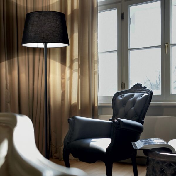 Lampadaire Bourgie au design contemporain dans un salon moderne et raffiné