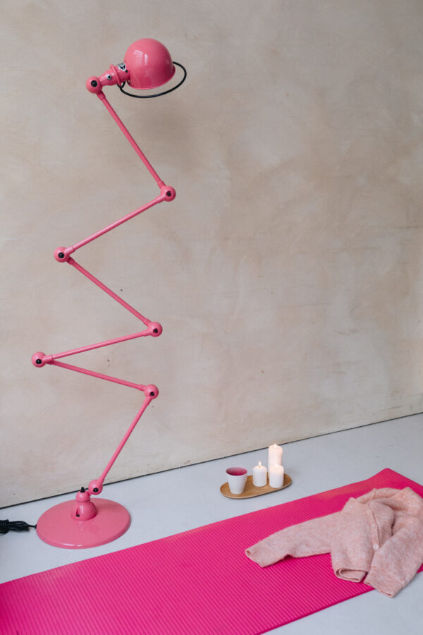 Lampadaire Jieldé Loft D9406 avec 6 bras, design industriel en métal rose