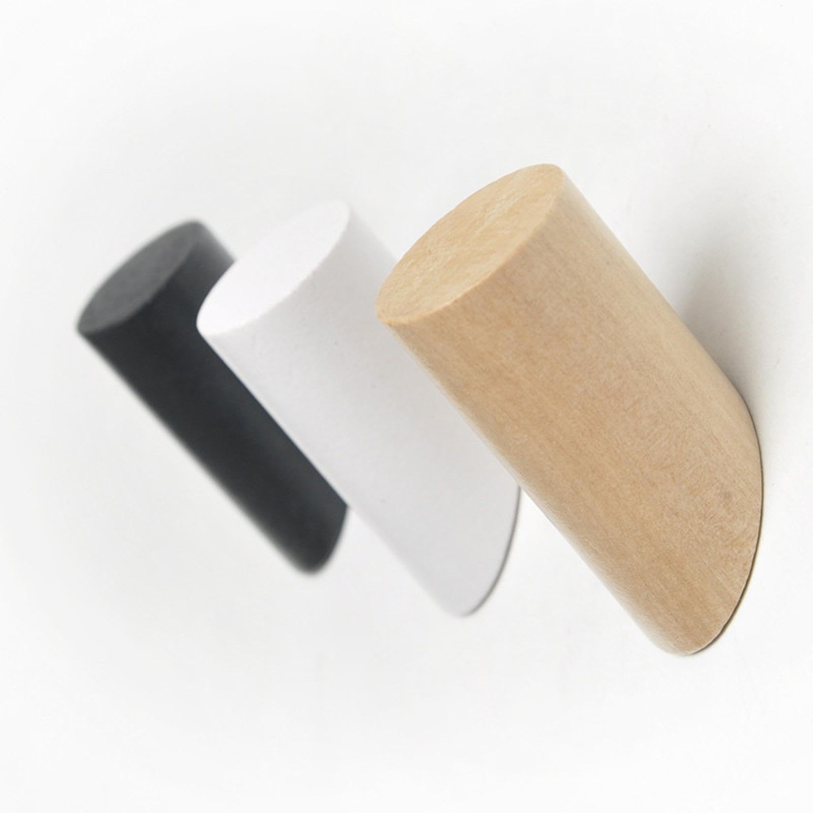 Lot de 3 patères bois design coloris noir, blanc et naturel installées dans une entrée