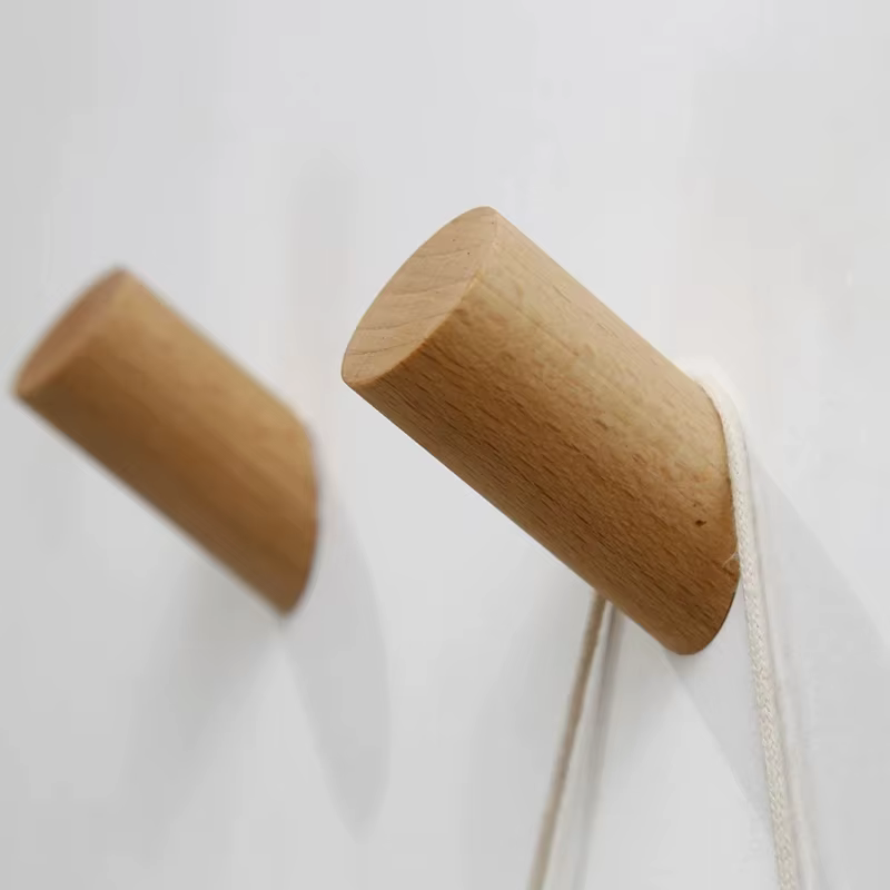 Patère bois design cylindrique en chêne naturel, diamètre 3cm, pour décoration murale scandinave.