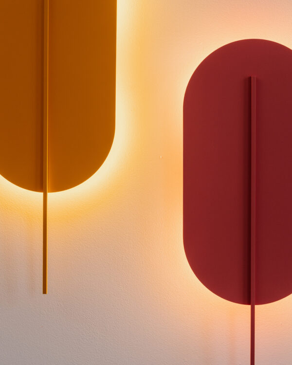 Applique murale Rokke base en métal en forme de plume avec deux diffuseurs au design contemporain par Ummo Lighting – vue 2
