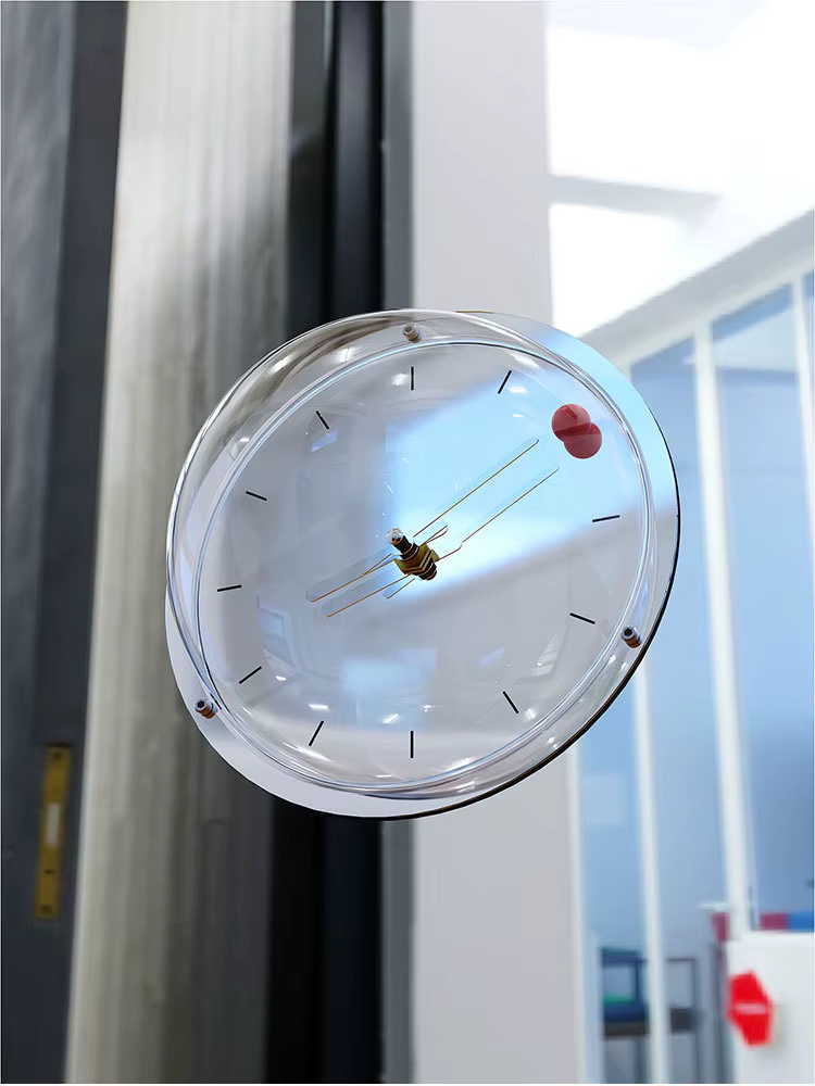 Horloge design globe en verre bombé dans un intérieur design