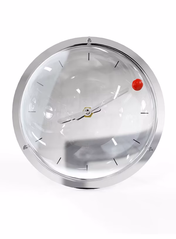 Horloge design globe en verre bombé avec support de table inclus, cadre chrome et marqueur rouge sur fond blanc