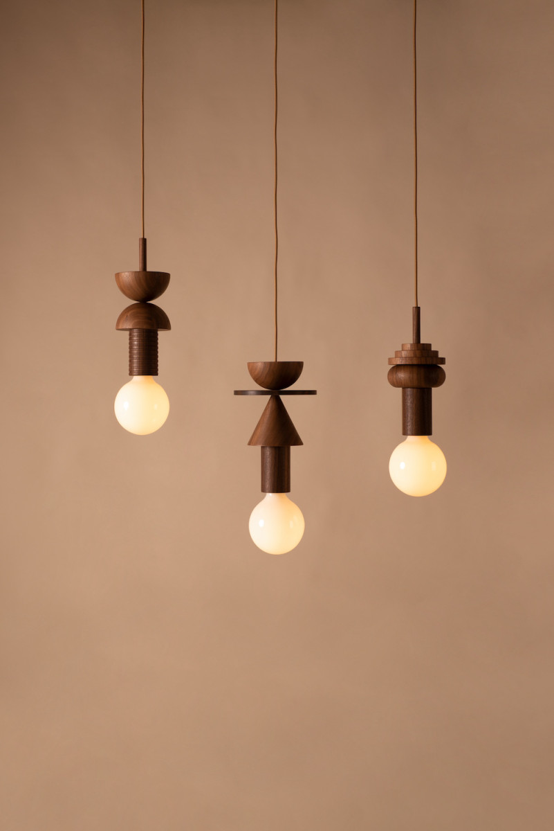 Petites Suspensions : Sublimez Votre Déco Intérieure avec Otoko.fr Suspension Junit Pino en noyer au design scandinave par Julia Jessen x Schneid Lighting