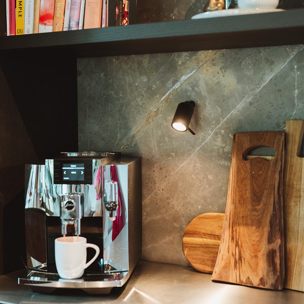 La collection ONE de la marque Tonone qui révolutionne le monde de l'éclairage Applique murale ONE + Knob au design minimaliste par Anton de Groof X Tonone