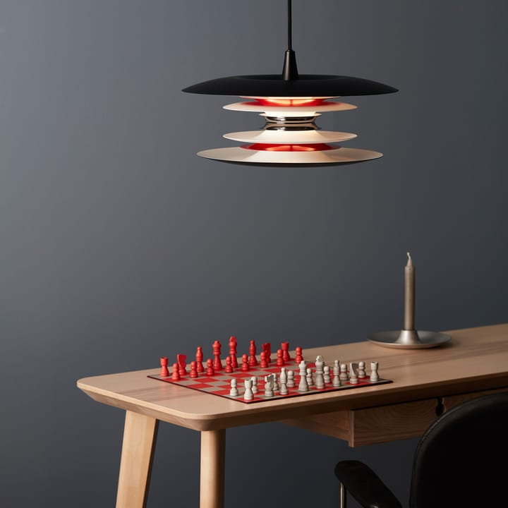 Découvrez Belid : Luminaires Scandinaves de Qualité pour Votre Intérieur sur Otoko Suspension Diablo dimmable avec base en métal et abat-jour en cercles superposés au design contemporain par Belid