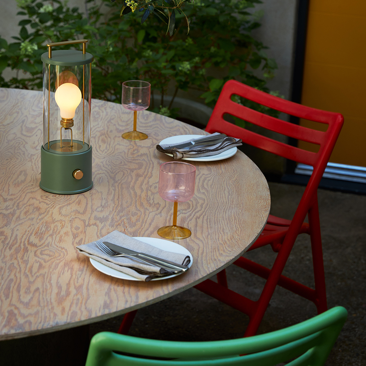 Tala : Des luminaires design et durables pour une maison éclairée Lampe à poser portable The Muse au design contemporain de Farrow & Ball x Tala