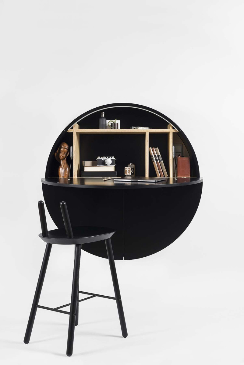 Emko : Design Éthique et Mobilier Contemporain sur Otoko.fr Bureau mural Pill noir en bois par Inesa Malafej au design scandinave