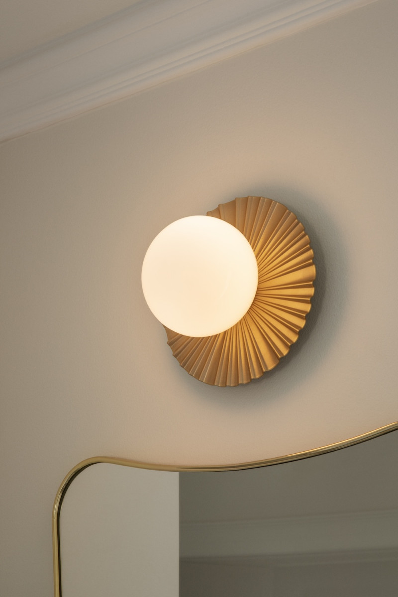 Nuura : L'Élégance lumineuse qui transforme votre Intérieur Applique Liila Muuse en métal ornée de vagues asymétriques en verre Opal blanc au design contemporain par Sofie Refer x Nuura