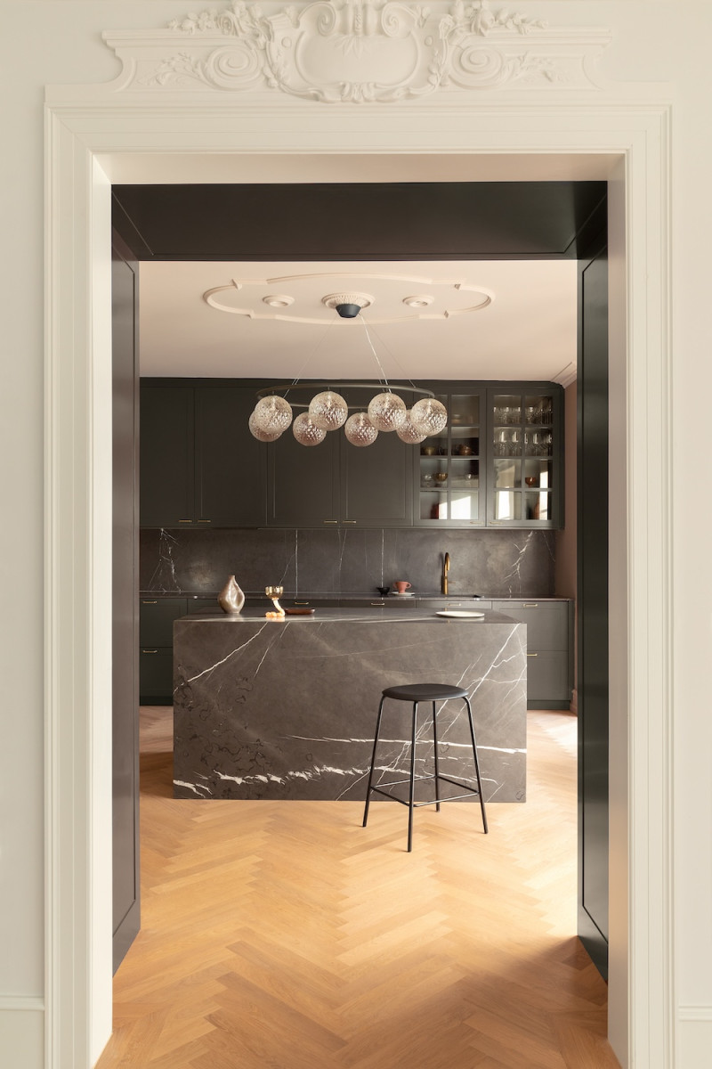 Nuura : L'Élégance lumineuse qui transforme votre Intérieur Suspension Miira 8 ovale base en métal avec abat-jour en verre Optic clear au design contemporain par Sofie Refer x Nuura