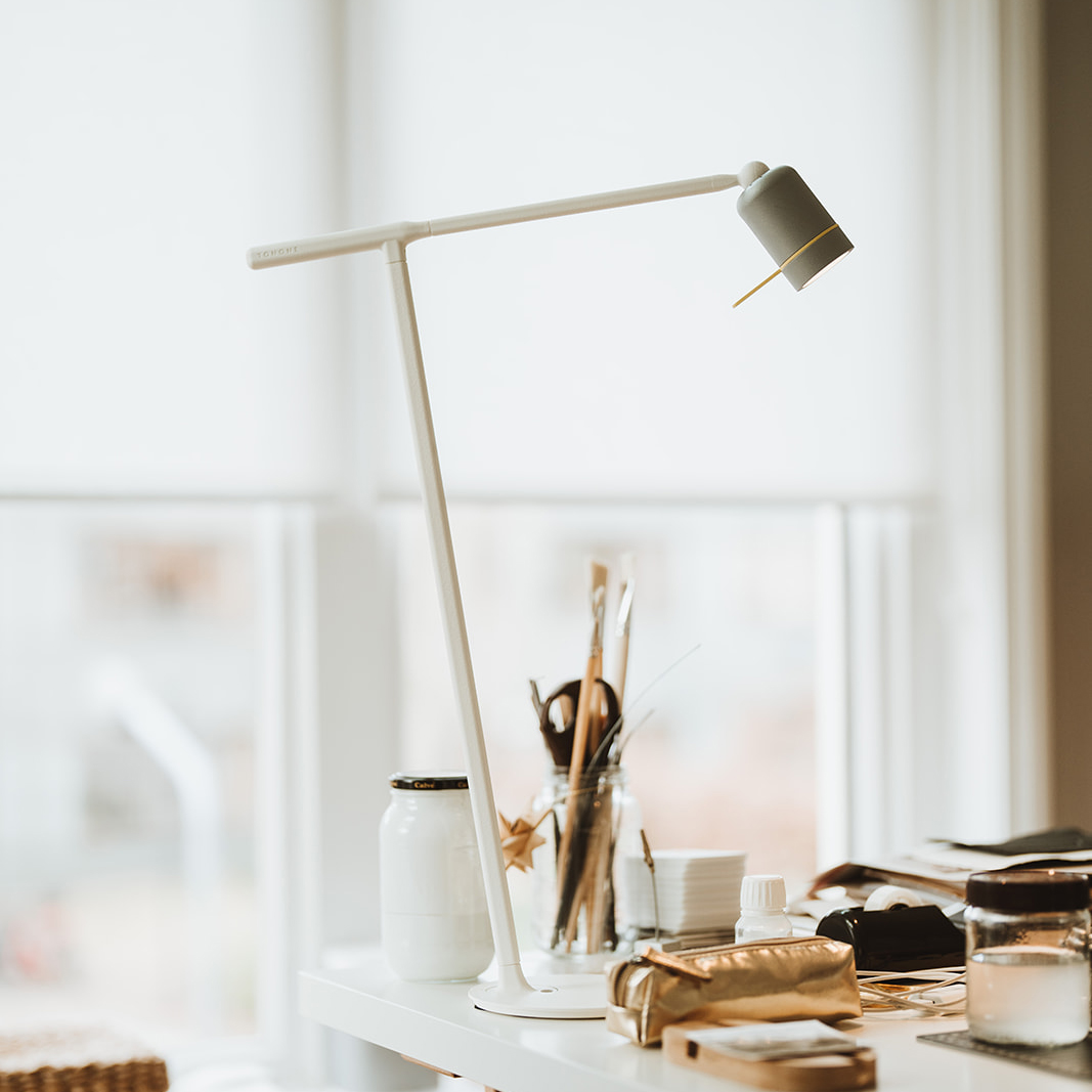 La collection ONE de la marque Tonone qui révolutionne le monde de l'éclairage Lampe à poser ONE + Desk au design minimaliste par Anton de Groof X Tonone