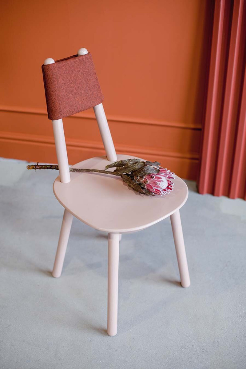 Emko : Design Éthique et Mobilier Contemporain sur Otoko.fr Chaise Naïve en bois de frêne par etc.etc. au design scandinave