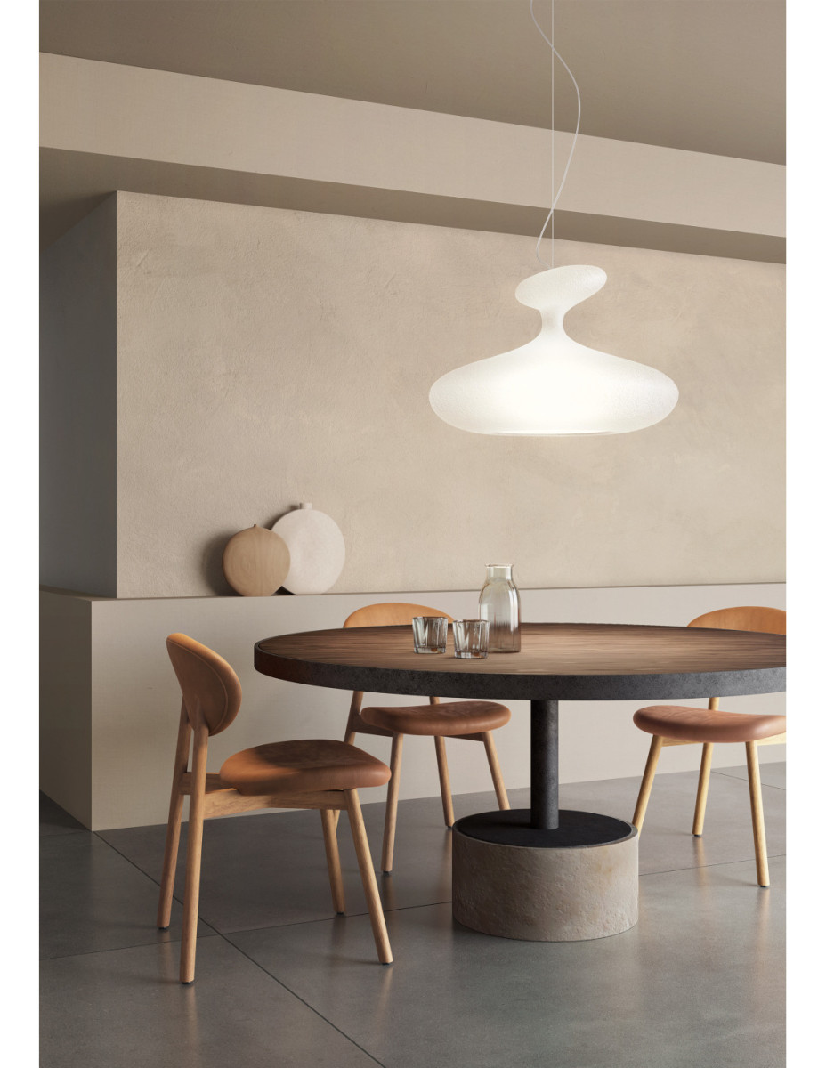 Sélection de luminaires design pour une ambiance chaleureuse et élégante | Otoko Une image contenant sol, intérieur, mur, tableDescription générée automatiquement