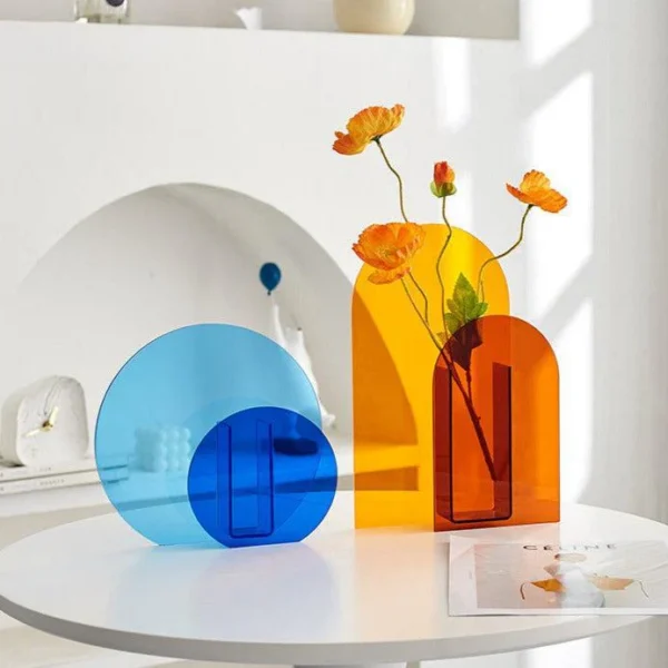 Vase acrylique Ambre et Orange au Design Géométrique Rétro Pavao Studio – vue 2
