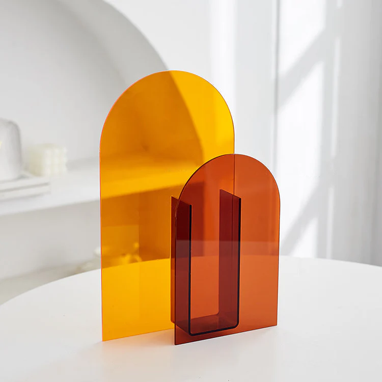 Vase acrylique Ambre et Orange au Design Géométrique Rétro Pavao Studio Vase acrylique Ambre et Orange au Design Géométrique Rétro Pavao Studio – Image 3
