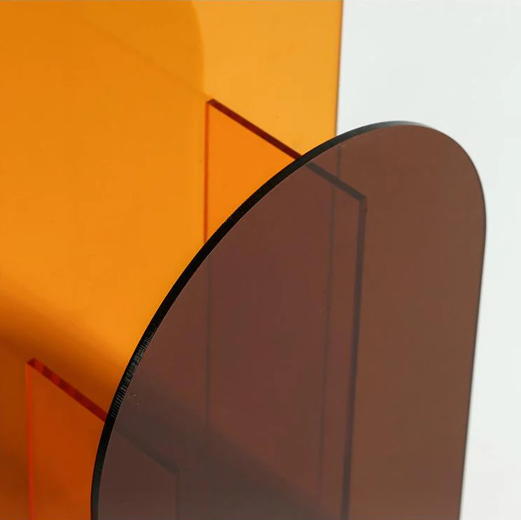 Vase acrylique Ambre et Orange au Design Géométrique Rétro Pavao Studio Vase acrylique Ambre et Orange au Design Géométrique Rétro Pavao Studio – Image 4