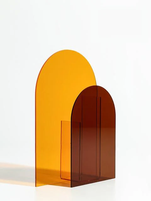 Vase acrylique Ambre et Orange au Design Géométrique Rétro Pavao Studio Vase acrylique Ambre et Orange au Design Géométrique Rétro Pavao Studio – Image 5