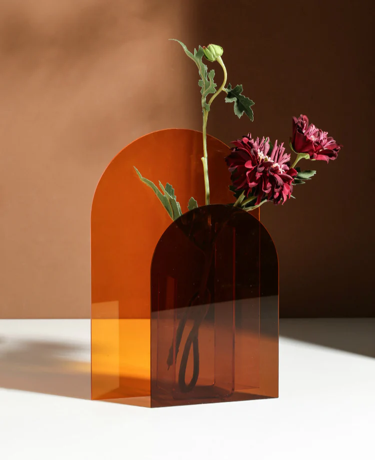 Vase acrylique Ambre et Orange au Design Géométrique Rétro Pavao Studio Vase acrylique Ambre et Orange au Design Géométrique Rétro Pavao Studio – Image 6
