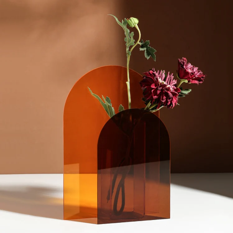 Vase acrylique Ambre et Orange au Design Géométrique Rétro Pavao Studio Vase acrylique Ambre et Orange au Design Géométrique Rétro Pavao Studio – Image 7