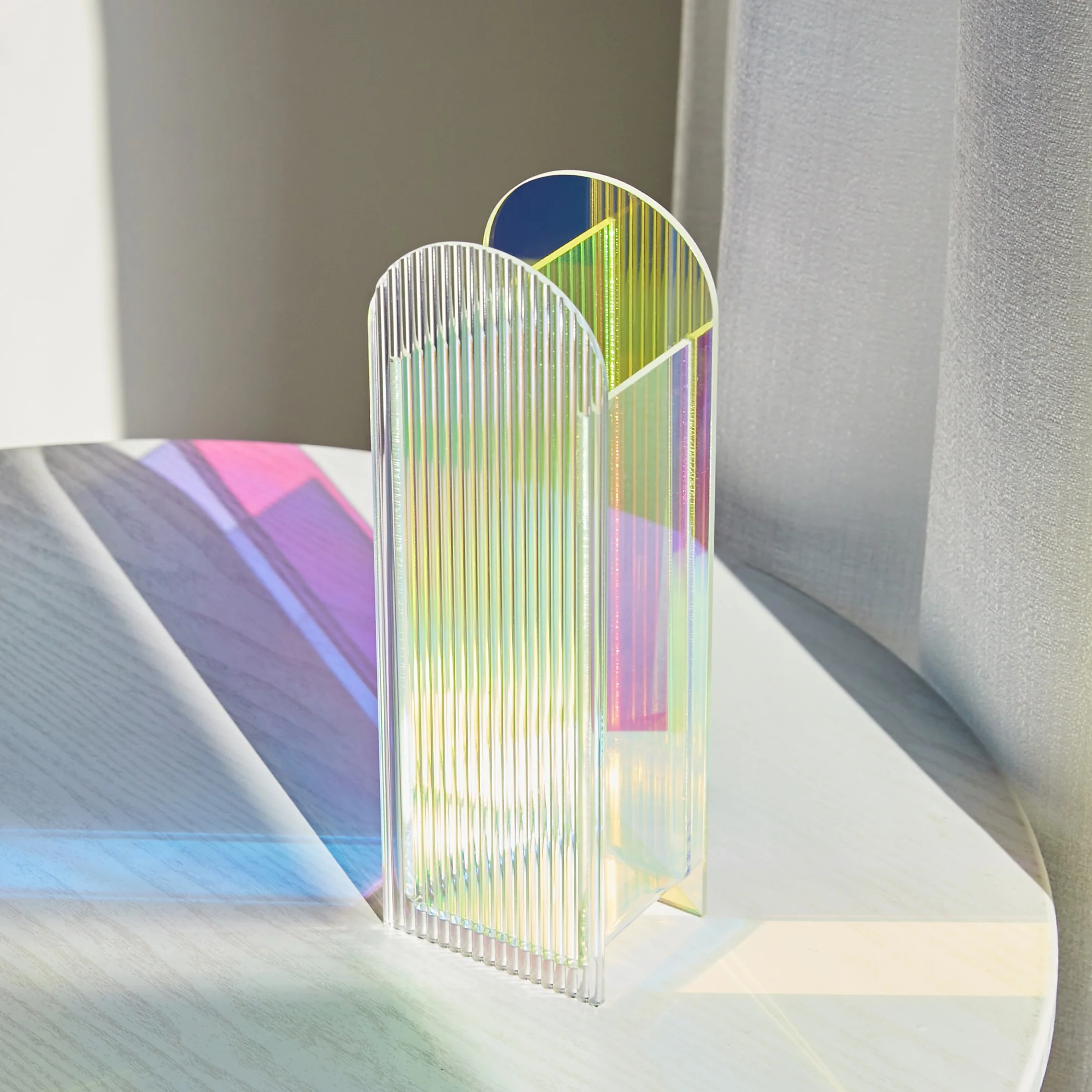 Vase acrylique Iridescent Arche au Design Bohème & Reflets Lumineux Pavao Studio vase acrylique iridescent à motifs nervurés. Le vase propose un design bohème chic.