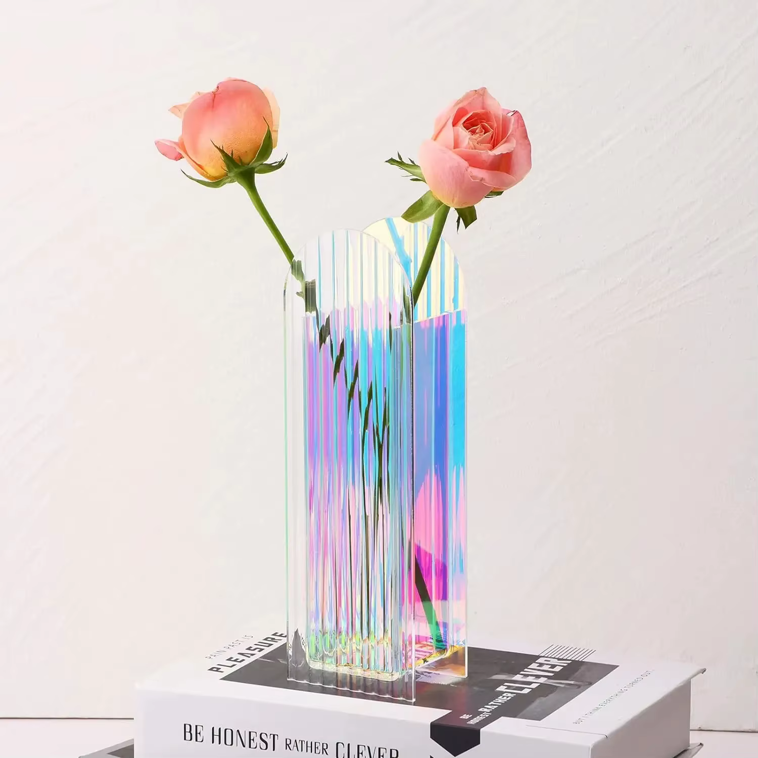 Vase acrylique Iridescent Arche au Design Bohème & Reflets Lumineux Pavao Studio Vase acrylique Iridescent Arche au Design Bohème & Reflets Lumineux Pavao Studio – Image 4