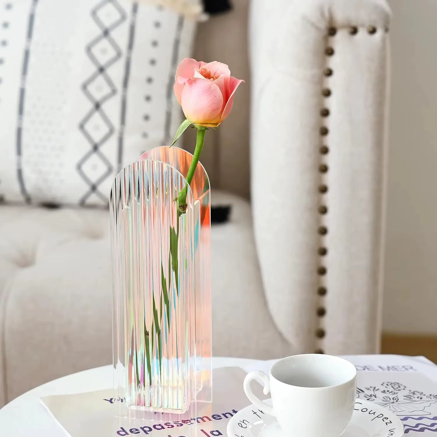 Vase acrylique Iridescent Arche au Design Bohème & Reflets Lumineux Pavao Studio Vase acrylique Iridescent Arche au Design Bohème & Reflets Lumineux Pavao Studio – Image 5