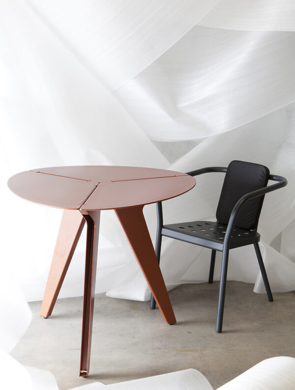 Table triangulaire Loom par Luc Jozancy x Matière Grise – vue 2