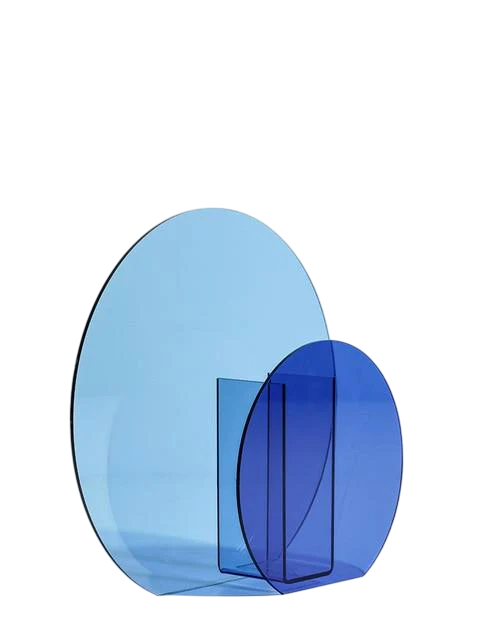 Vase acrylique design bleu cobalt, de forme ronde, avec un panneau circulaire bleu transparent pour un effet color-block moderne.