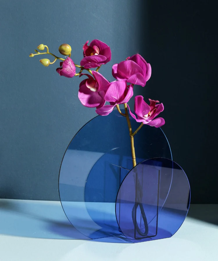 Vase Acrylique Bleu Cobalt et Bleu Ciel Rond | Design Rétro Géométrique Pavao Studio Vase Acrylique Bleu Cobalt et Bleu Ciel Rond | Design Rétro Géométrique Pavao Studio – Image 3