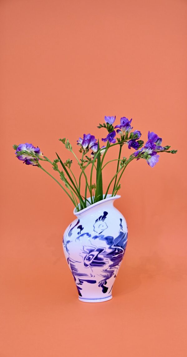 Vase en porcelaine "Classics on Acid" Floral Delft Seletti x Diesel, avec un motif bleu et blanc déformé et surréaliste.