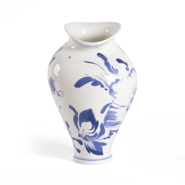 Vase en porcelaine "Classics on Acid" Floral Delft Seletti x Diesel, avec un motif bleu et blanc déformé et surréaliste.