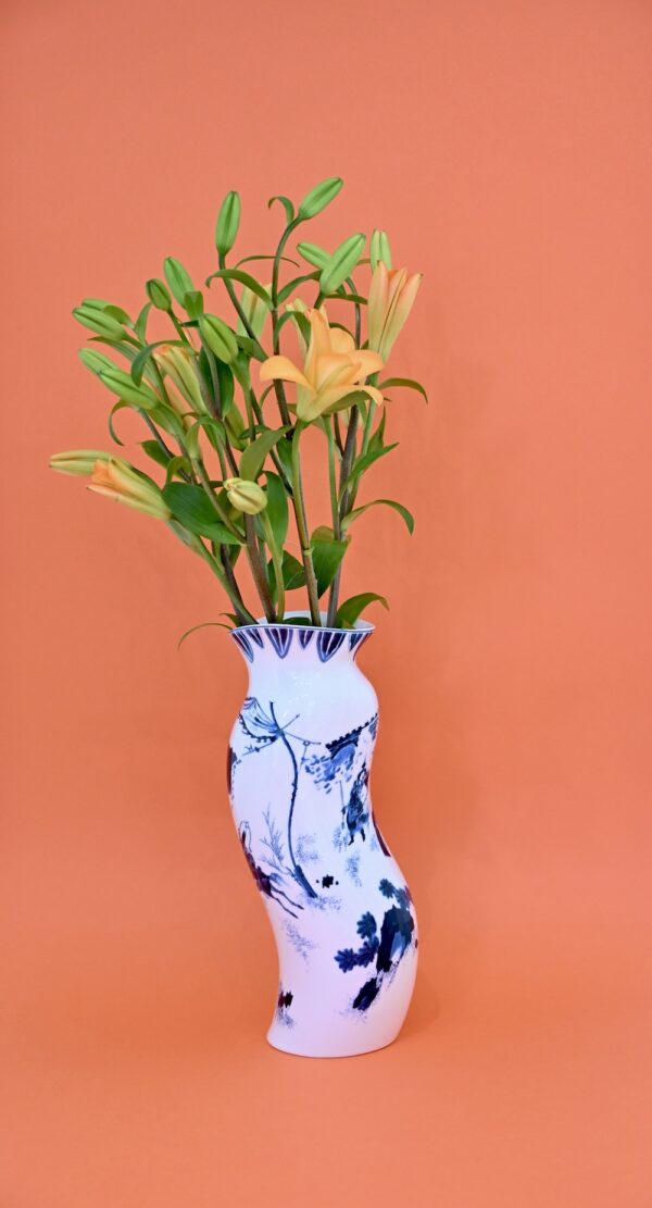 Vase haut en porcelaine King Wen "Classics on Acid" par Seletti x Diesel, avec un motif chinois bleu et blanc distordu et surréaliste.