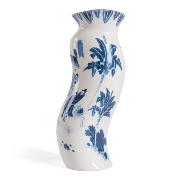 Vase haut en porcelaine King Wen "Classics on Acid" par Seletti x Diesel, avec un motif chinois bleu et blanc distordu et surréaliste.