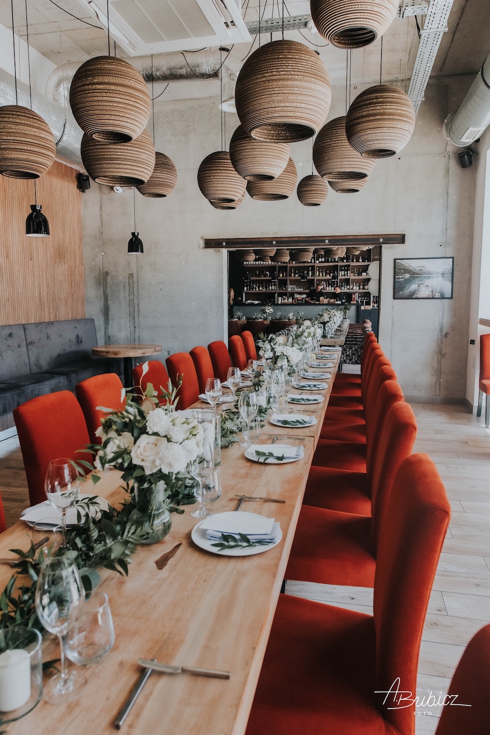 Suspension en carton Sfera - Luminaire carton design SOOA Design Suspension en carton au dessus d'une table
