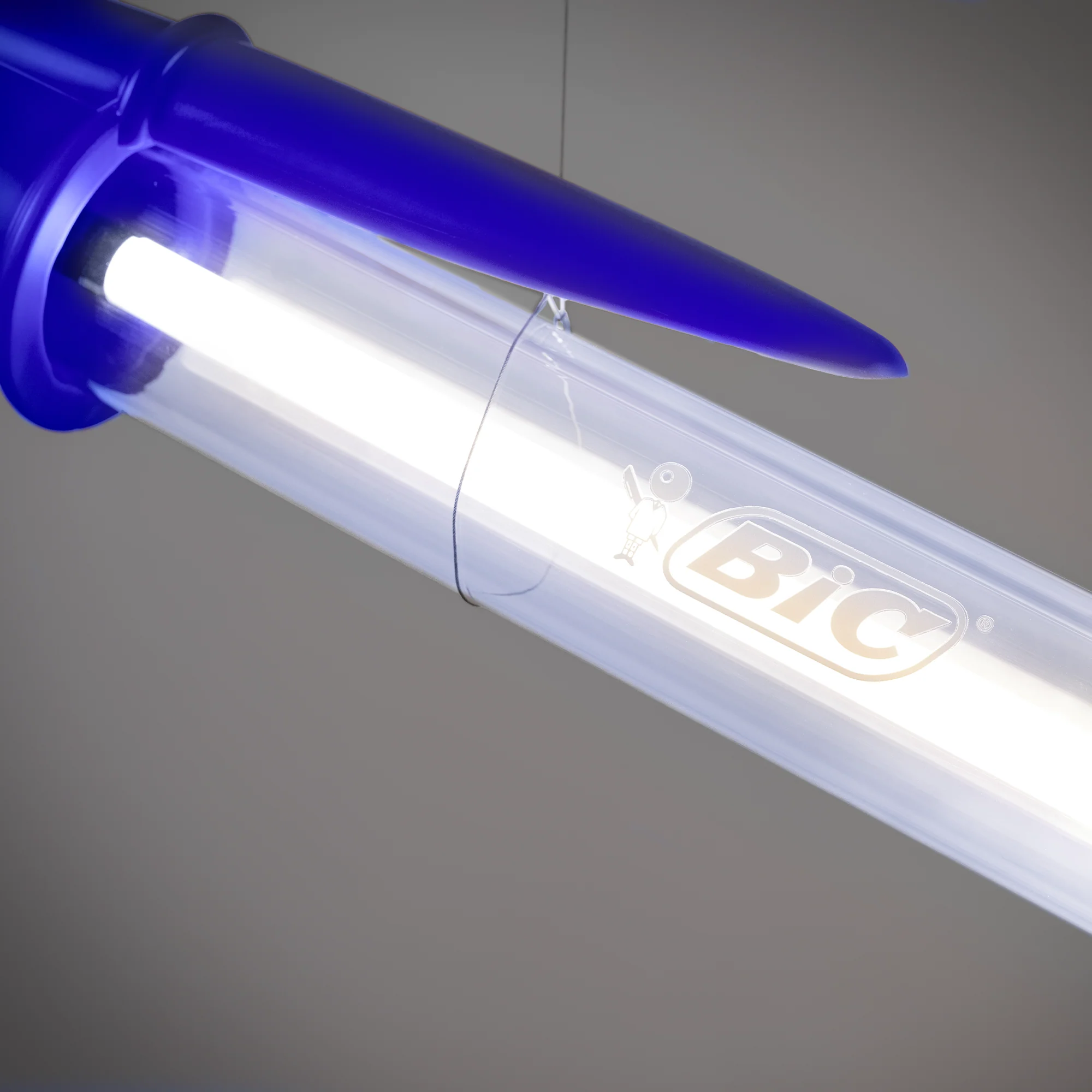 Lampe BIC – Seletti x BIC | Design Mario Paroli Zoom sur la lampe Bic seletti