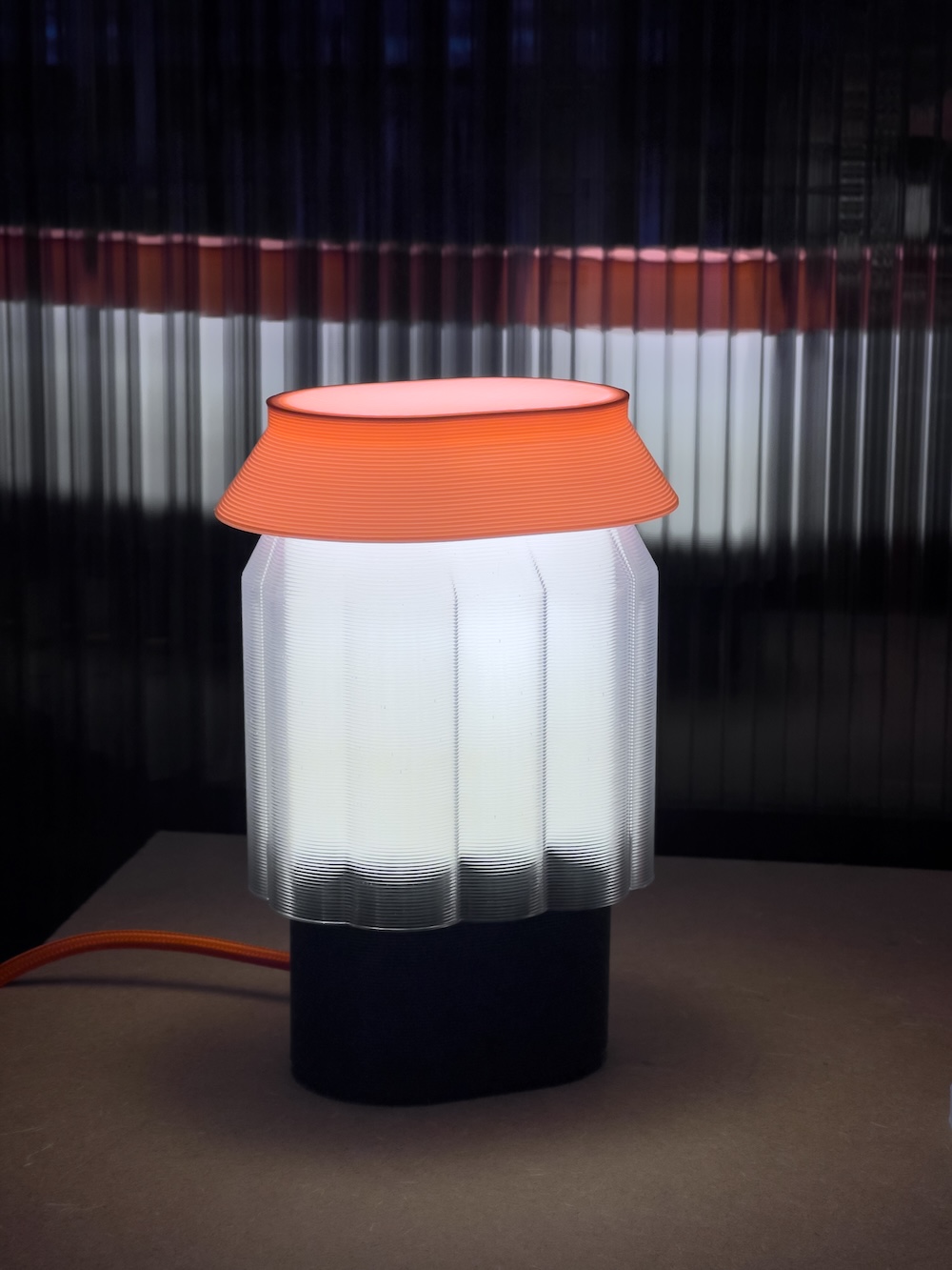 Lampe à poser Nour géométrique par Warren & Laetitia Zoom Luminaire design en plastique recyclé Otoko