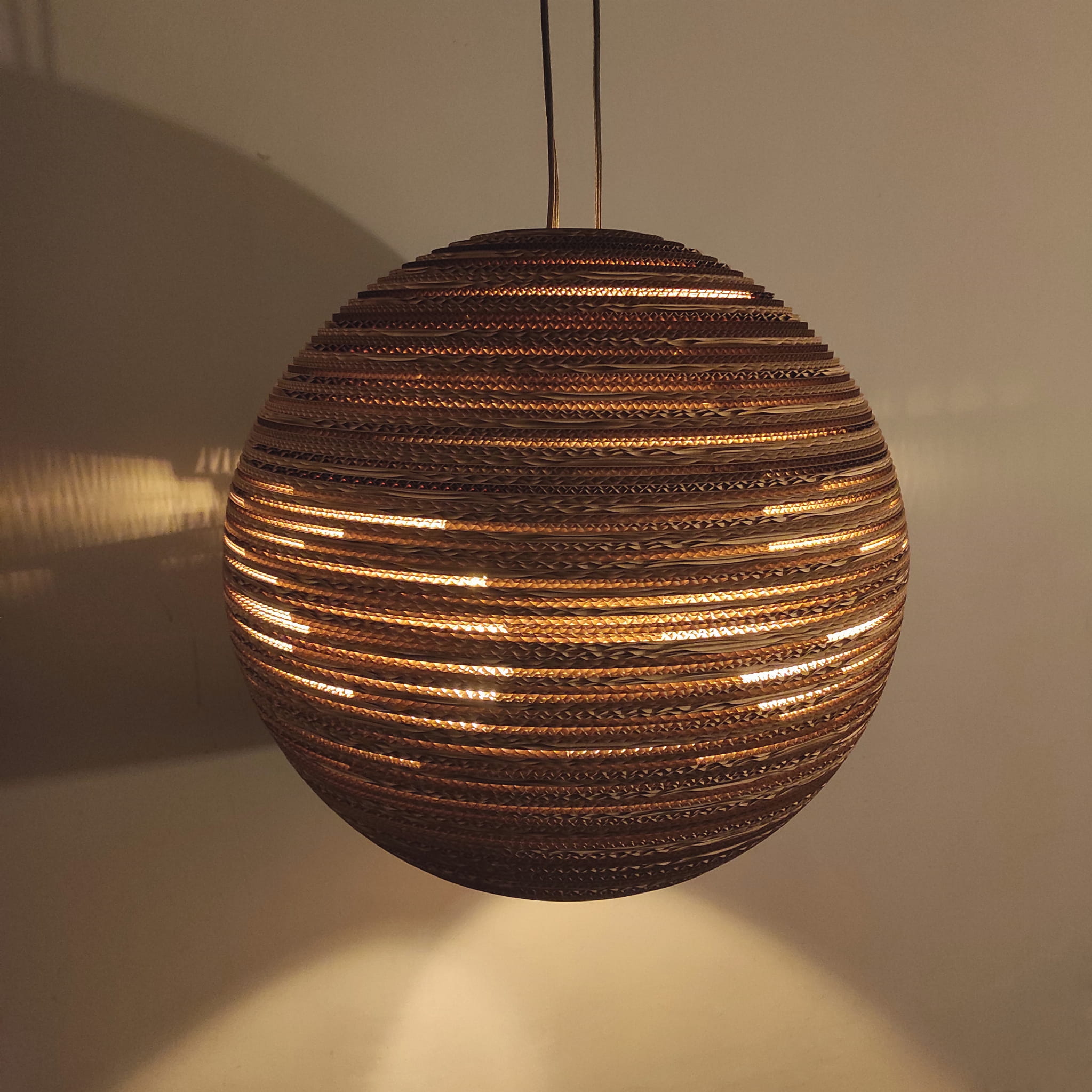 Suspension en carton Sfera - Luminaire carton design SOOA Design Suspension carton SFERA de SOOA Design, luminaire artisanal écoresponsable disponible en 6 tailles