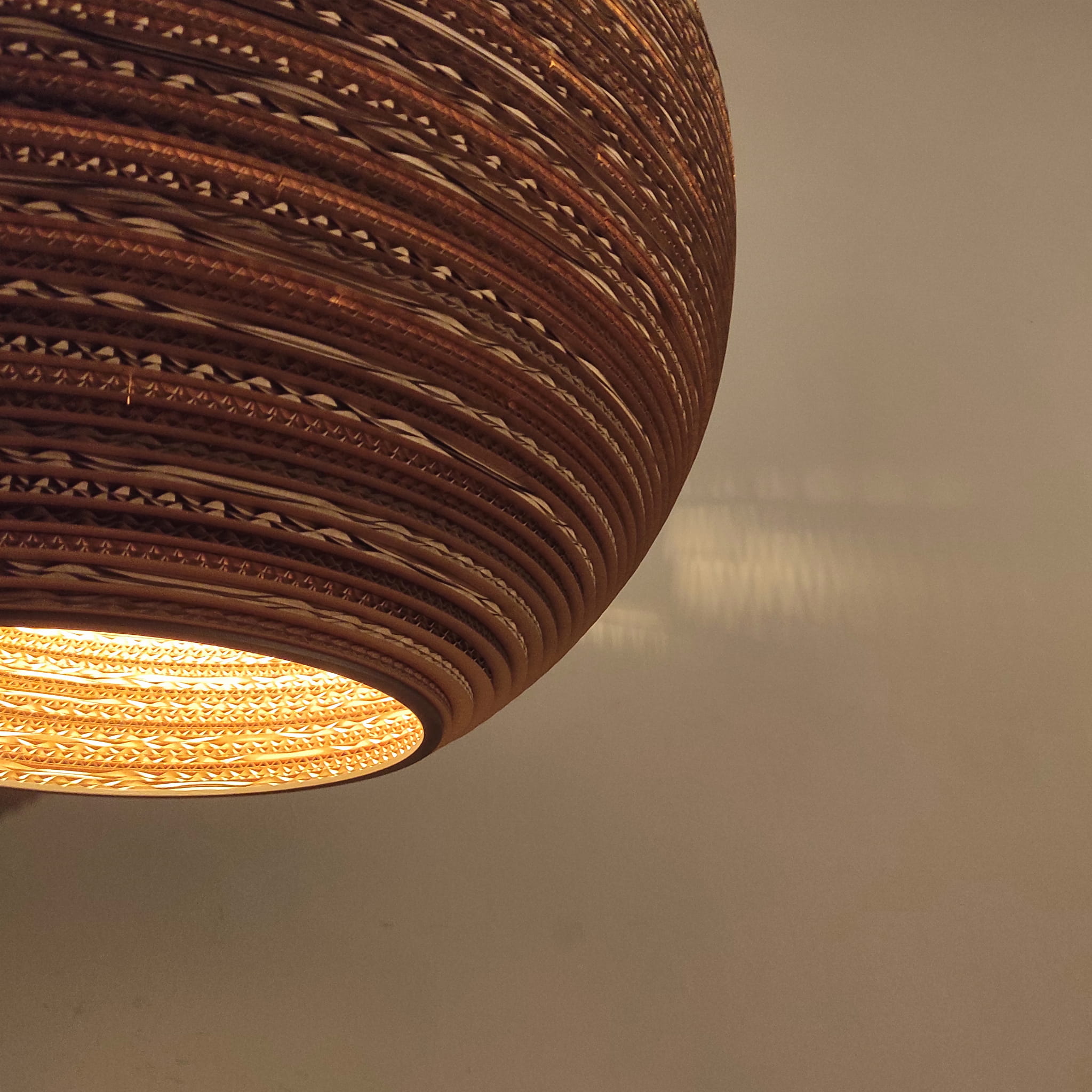 Suspension en carton Sfera - Luminaire carton design SOOA Design Suspension en carton SFERA de SOOA Design, luminaire artisanal écoresponsable disponible en 6 tailles
