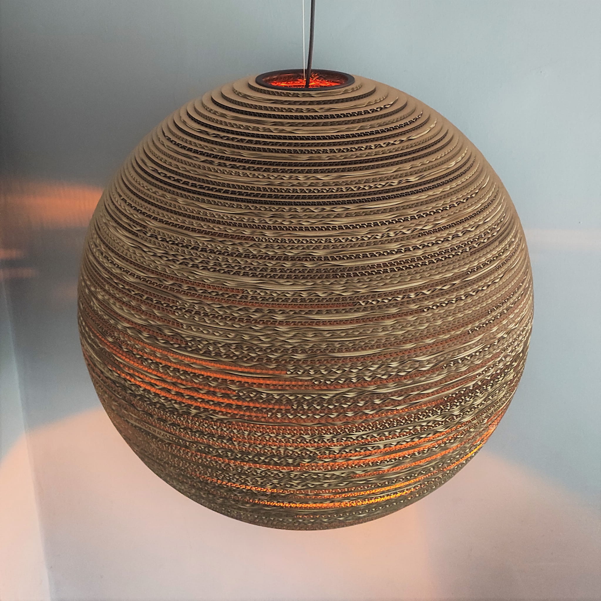 Suspension en carton Sfera - Luminaire carton design SOOA Design Suspension en carton XXL de SOOA Design, luminaire artisanal écoresponsable disponible en 6 tailles