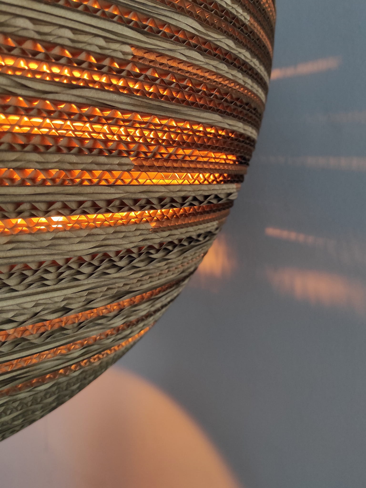 Suspension en carton Sfera - Luminaire carton design SOOA Design Lampe en carton SFERA de SOOA Design, luminaire artisanal écoresponsable disponible en 6 tailles