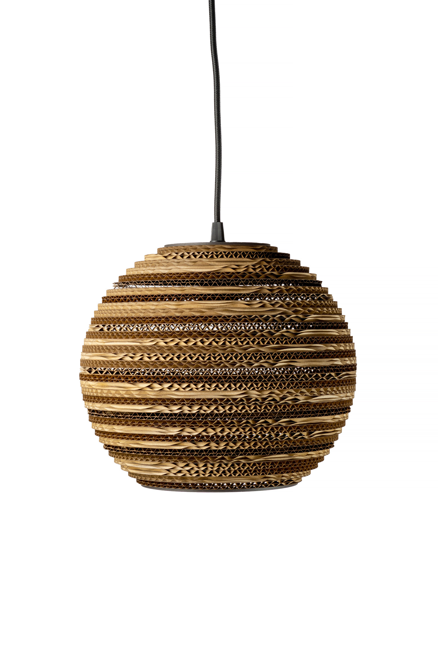Suspension en carton SFERA de SOOA Design, luminaire artisanal écoresponsable disponible en 6 tailles
