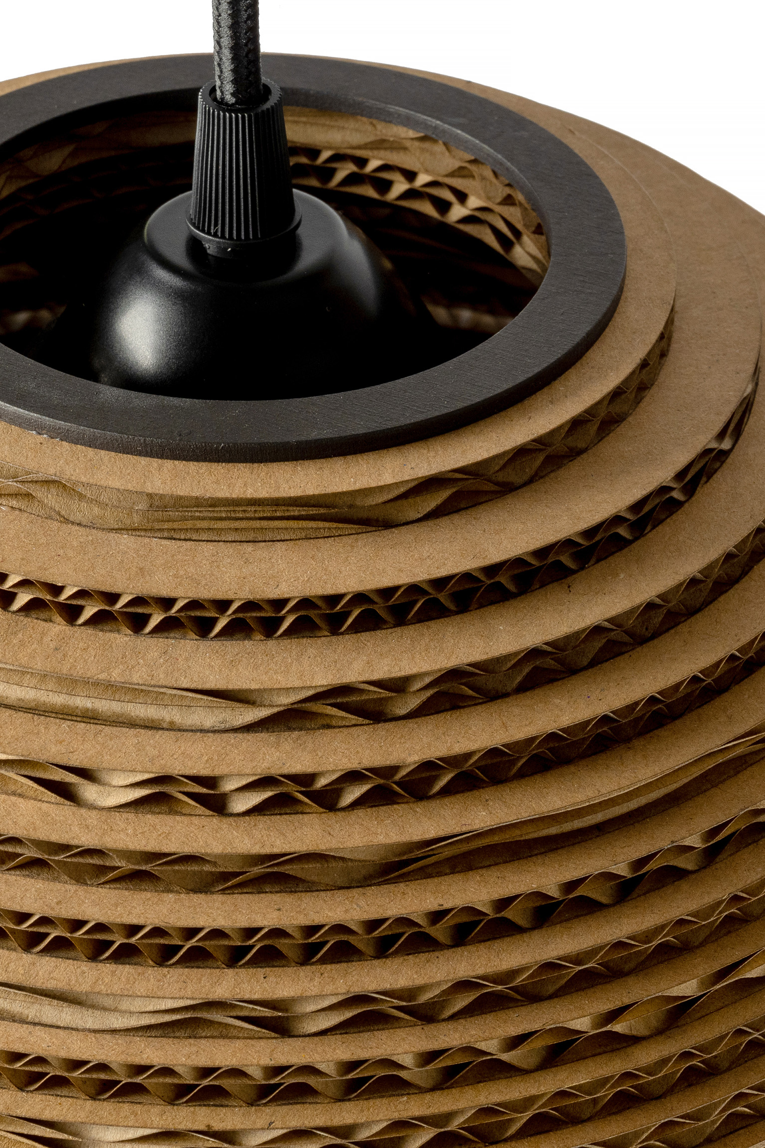 Zoom sur la Suspension en carton SFERA de SOOA Design, luminaire artisanal écoresponsable disponible en 6 tailles