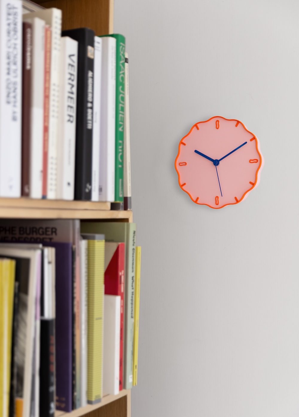 Horloge Margherita – Un design floral et éco-conçu par Warren & Laetitia Horloge murale salon avec fleur Margherita en plastique recyclé