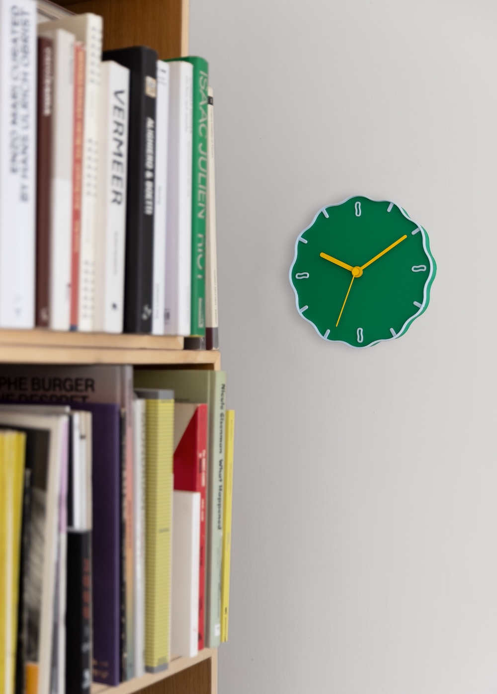 Horloge Margherita – Un design floral et éco-conçu par Warren & Laetitia Décoration murale salon avec horloge fleur Margherita en plastique recyclé