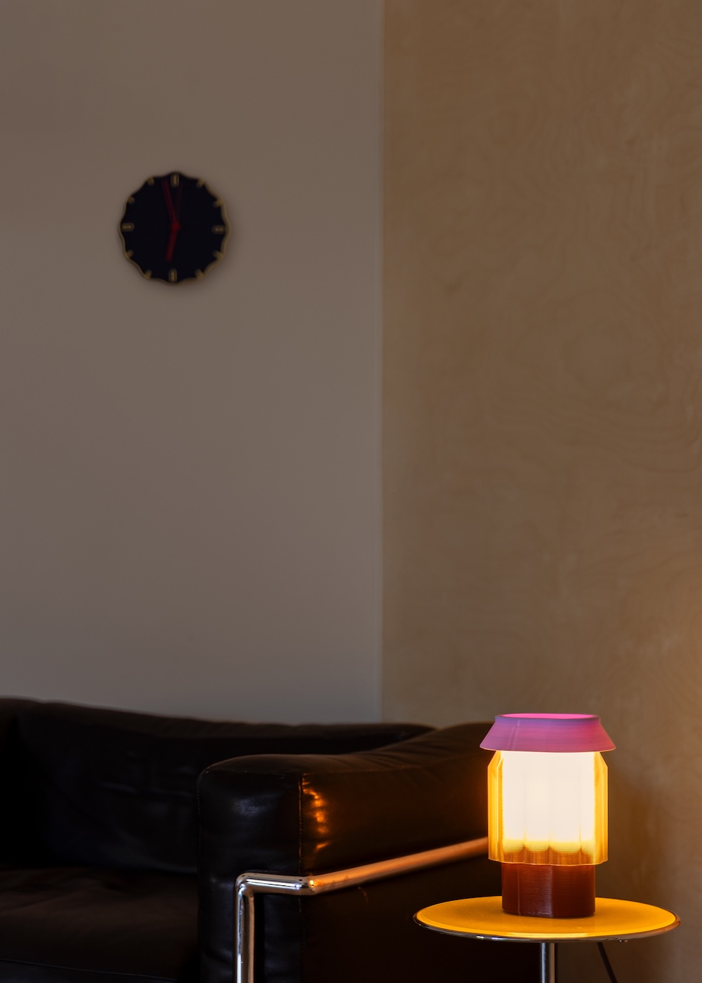 Lampe à poser Nour géométrique par Warren & Laetitia Luminaire design en plastique recyclé sur buffet scandinave Otoko