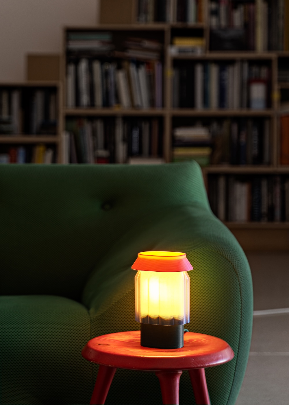 Lampe à poser Nour géométrique par Warren & Laetitia Luminaire design en plastique recyclé sur table scandinave Otoko